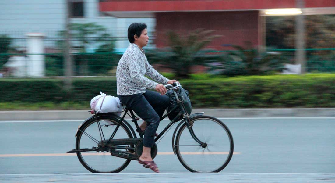 Kinesisk kvinde på cykel