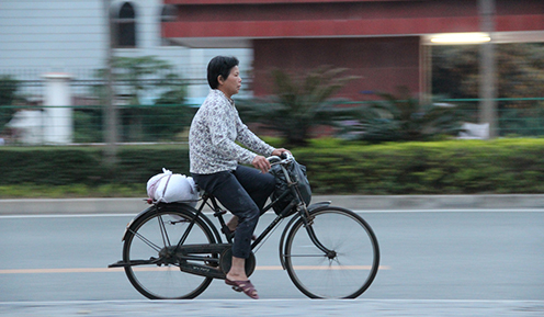 Kvindelig cyklist. Kina