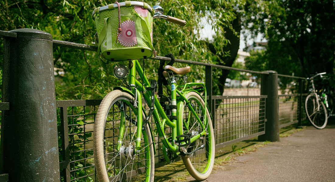 Green bike. Photo: Peter Aschoff, Unsplash